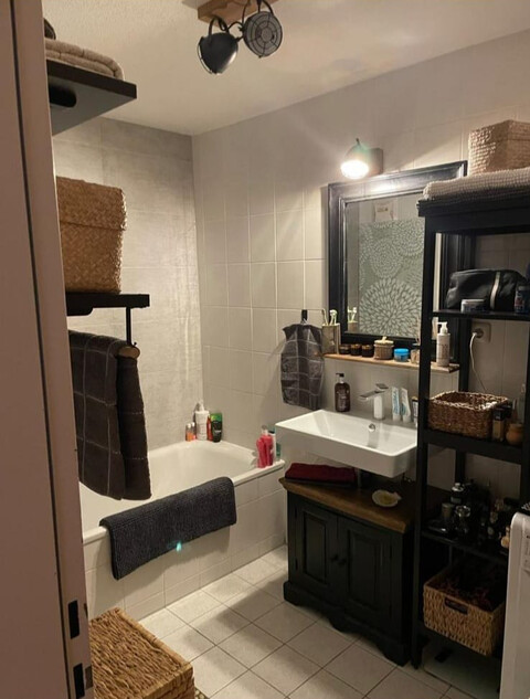 Helle 3-Zimmer-Wohnung im Zentrum von Hörbranz📍 Lage: Zentral gelegen – alle öffentlichen Einrichtungen (Gemeindeamt, Schule, Bank, Post, Bushaltestelle) sind innerhalb von 2 Minuten zu Fuß erreichbar.