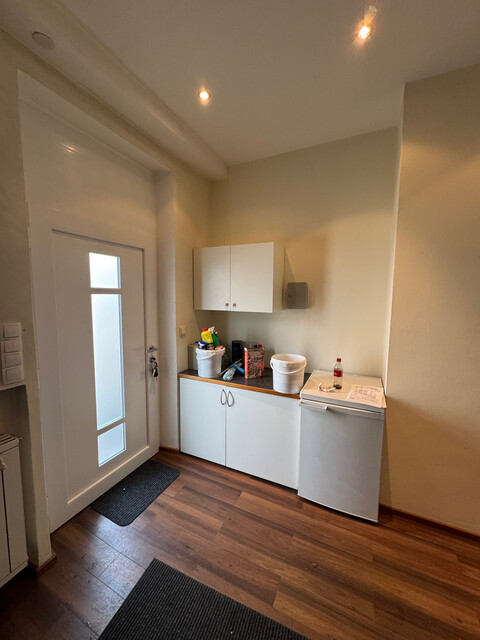 Gewerbliches Büro-/Geschäftslokal mit 2 Parkplätzen und Kellerraum zur Miete