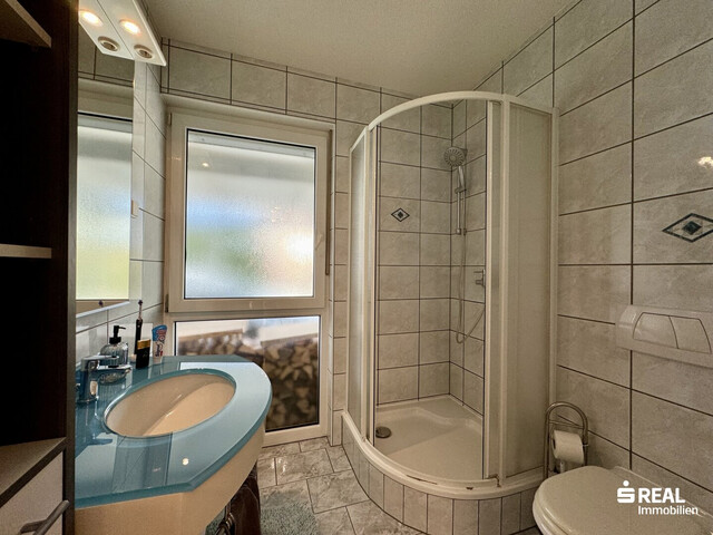 Familientraum: Schönes Einfamilienhaus mit Pool in ruhiger Lage