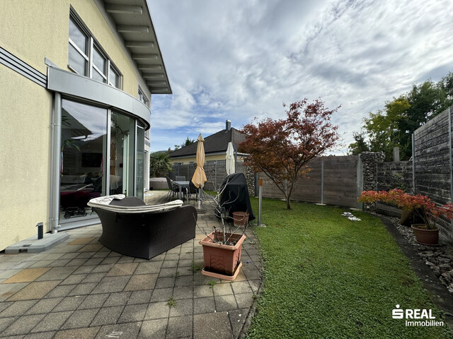 Familientraum: Schönes Einfamilienhaus mit Pool in ruhiger Lage