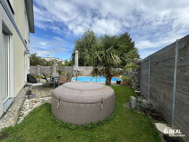 Familientraum: Schönes Einfamilienhaus mit Pool in ruhiger Lage