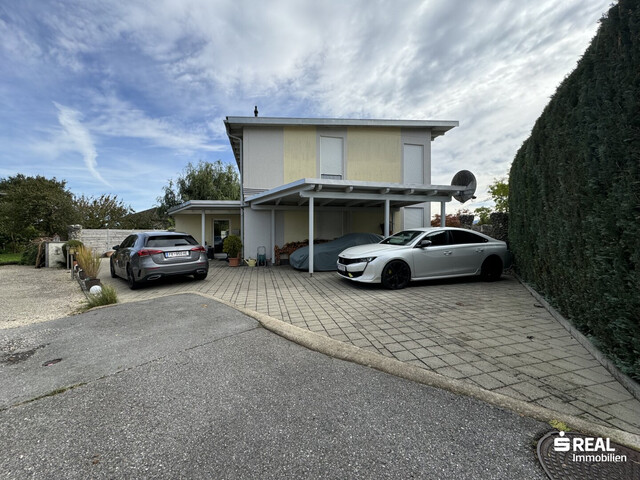 Familientraum: Schönes Einfamilienhaus mit Pool in ruhiger Lage