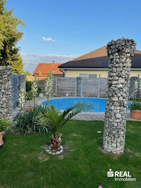 Familientraum: Schönes Einfamilienhaus mit Pool in ruhiger Lage