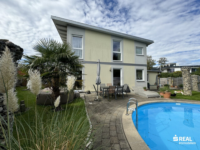 Familientraum: Schönes Einfamilienhaus mit Pool in ruhiger Lage