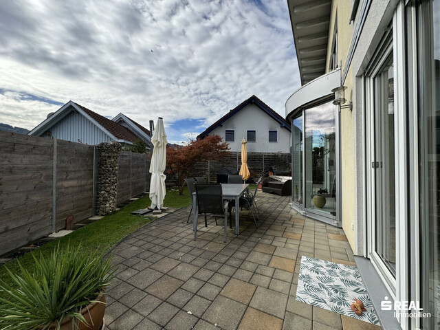 Familientraum: Schönes Einfamilienhaus mit Pool in ruhiger Lage