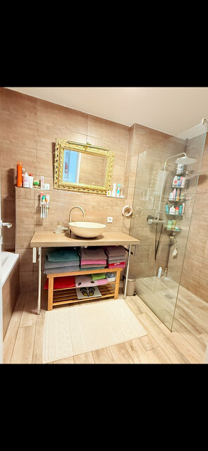 Renoviertes Dachgeschoss Wohnung mit Natursteinwände und Retrostilem Laminatboden, große Panoramaterasse mit atemberaubendem Bergaussicht. 