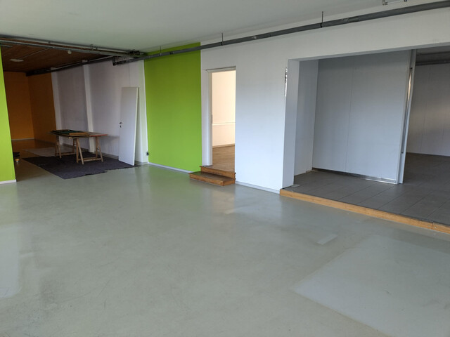 Sanierte Gewerbeimmobilie mit 2 Parkplätzen zu vermieten