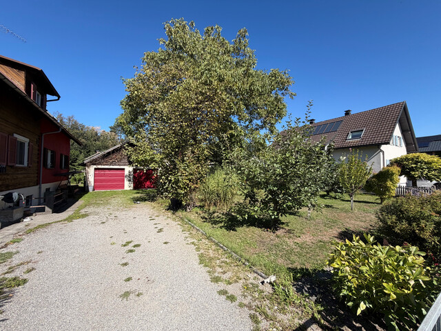 großzügigem Grundstück mit älteres Einfamilienhaus
