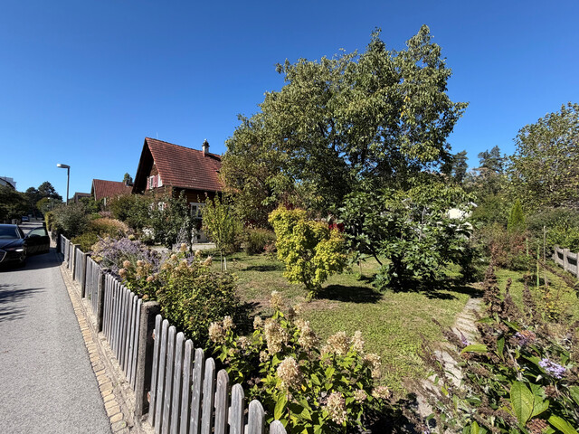 großzügigem Grundstück mit älteres Einfamilienhaus