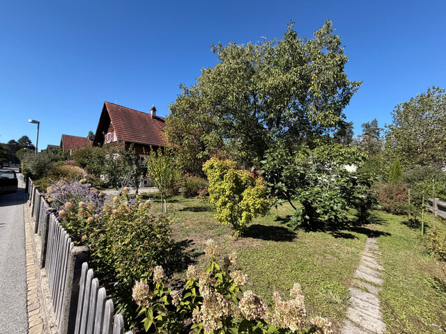 großzügigem Grundstück mit älteres Einfamilienhaus