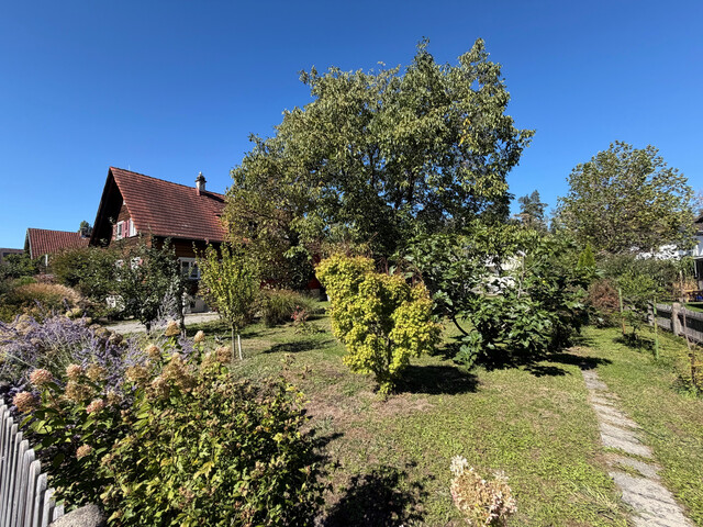 großzügigem Grundstück mit älteres Einfamilienhaus