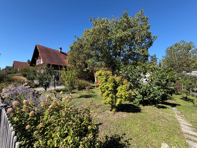 großzügigem Grundstück mit älteres Einfamilienhaus
