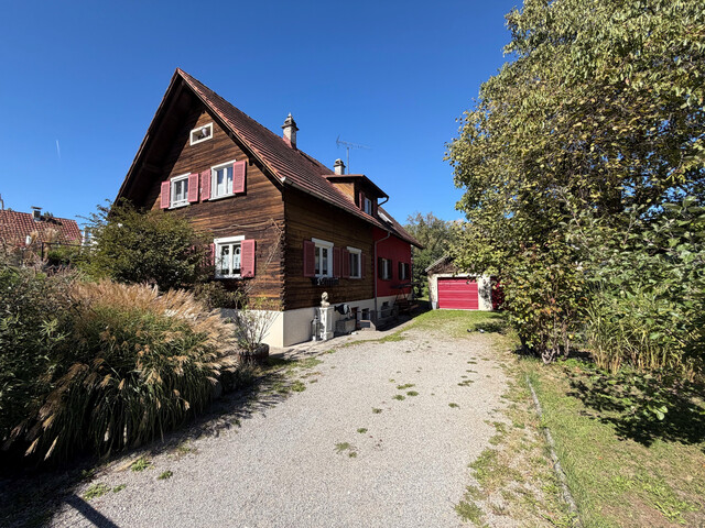 großzügigem Grundstück mit älteres Einfamilienhaus