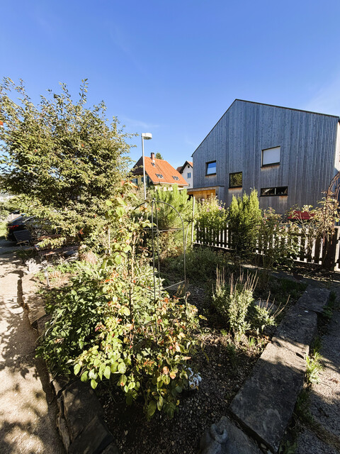 großzügigem Grundstück mit älteres Einfamilienhaus