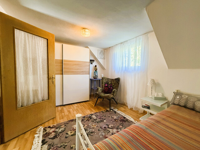großzügigem Grundstück mit älteres Einfamilienhaus