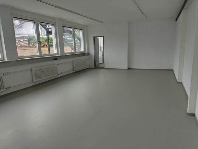 Sanierte Gewerbeimmobilie mit 2 Parkplätzen zu vermieten