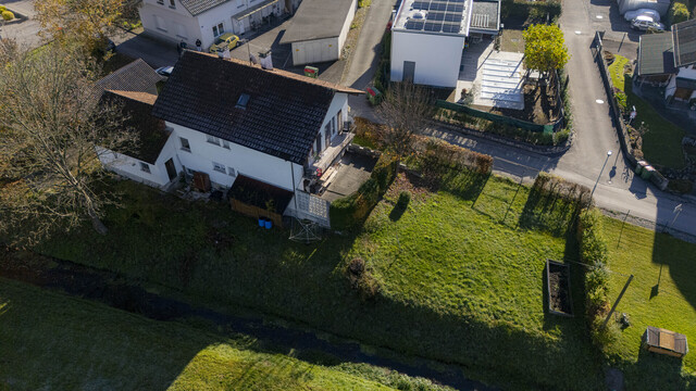 Sanierungsbedürftiges Einfamilienhaus in traumhafter, naturnaher
Lage am Bach