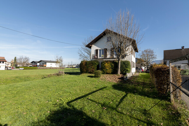 Sanierungsbedürftiges Einfamilienhaus in traumhafter, naturnaher
Lage am Bach