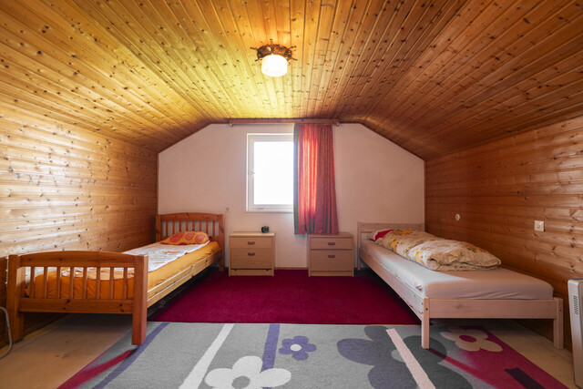 Sanierungsbedürftiges Einfamilienhaus in traumhafter, naturnaher
Lage am Bach