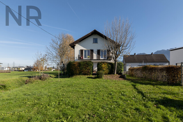 Sanierungsbedürftiges Einfamilienhaus in traumhafter, naturnaher
Lage am Bach