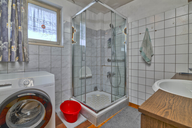 Sanierungsbedürftiges Einfamilienhaus in traumhafter, naturnaher
Lage am Bach