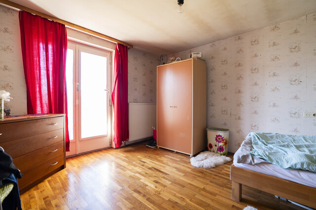 Sanierungsbedürftiges Einfamilienhaus in traumhafter, naturnaher
Lage am Bach