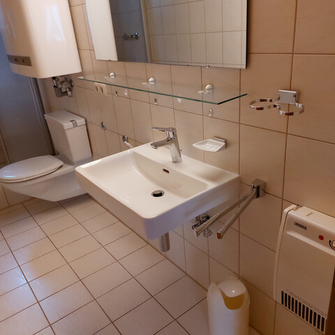 Kleinwohnung in ruhiger sonniger Südhanglage.