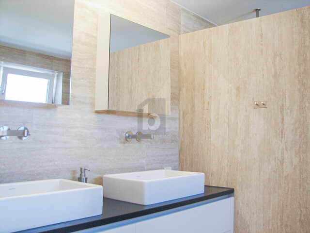 LUXUS DOPPELHAUS MIT POOL IN BESTER LAGE