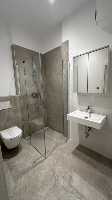 Neu sanierte, geräumige und barrierefreie 3,5 Zimmer Wohnung im 1. OG mitten in Bluden