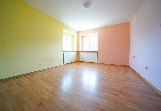 Geräumiges 5 Zimmerwohnung mit 2 Parkplätzen, Balkon, Lobby, Abstellraum, Keller und Fahrradabstellraum