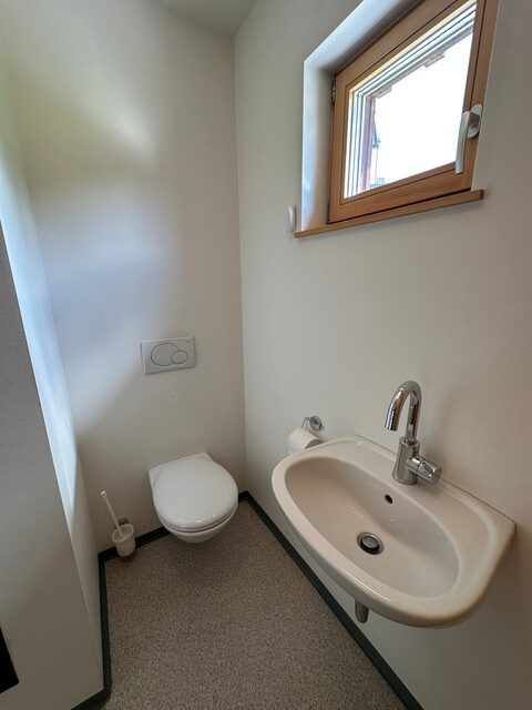 Helle Geschäftsräumlichkeit im 1. OG in zentraler Lage zu vermieten