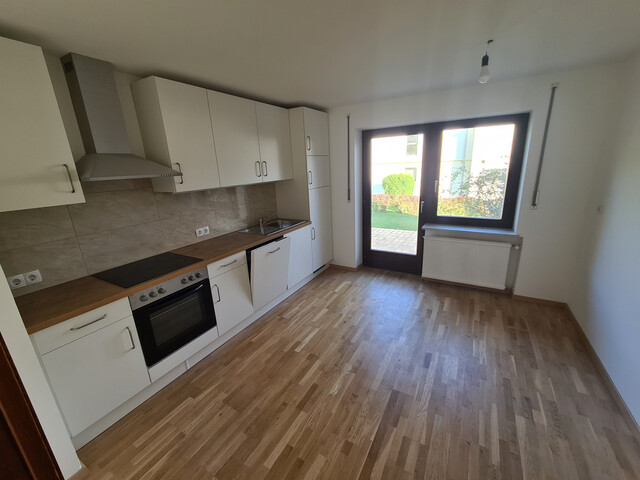 Zu vermieten:  Einfamilienhaus mit Garage, Garten, Terrasse und Keller.