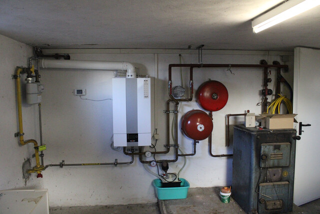 Kaufobjekt: Altbau Mehrfamilienhaus mit 2 Wohnungen, Keller, Dachboden u Doppelgarage, 