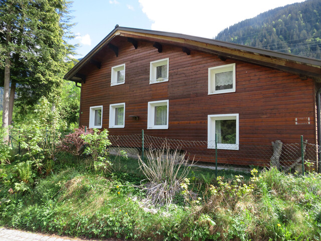 Idyllisches Wohnhaus  mit  Teich und großem  Garten (provisionsfrei)!