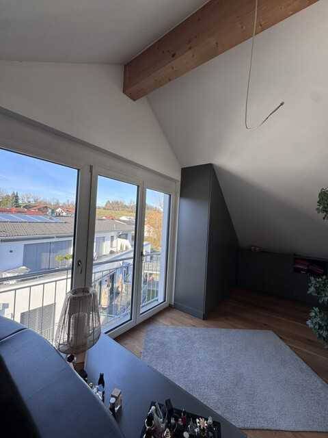 Lichtdurchflutete Dachgeschoss-Maisonette mit Traum-Blick auf den Weiher in Weißensberg!