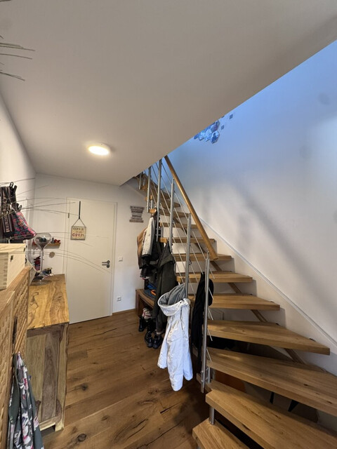 Lichtdurchflutete Dachgeschoss-Maisonette mit Traum-Blick auf den Weiher in Weißensberg!