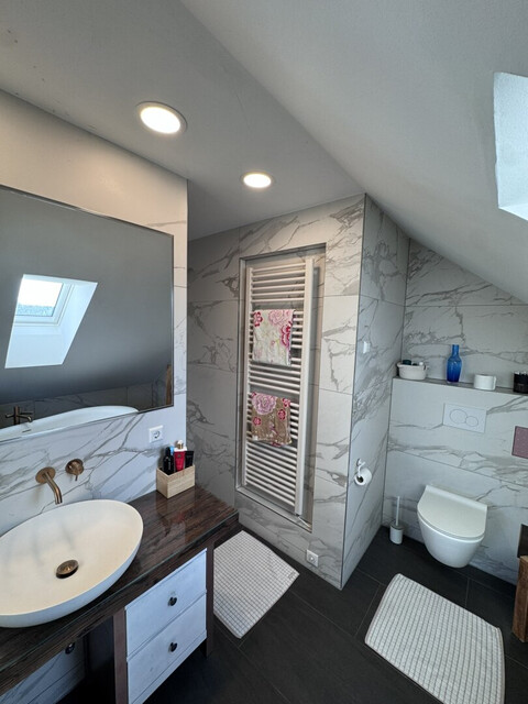 Lichtdurchflutete Dachgeschoss-Maisonette mit Traum-Blick auf den Weiher in Weißensberg!