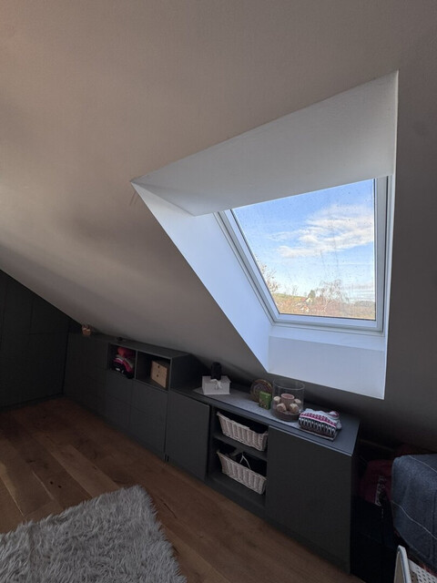 Lichtdurchflutete Dachgeschoss-Maisonette mit Traum-Blick auf den Weiher in Weißensberg!