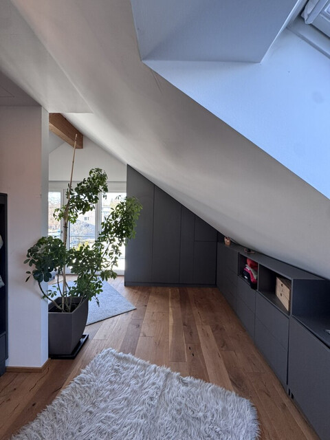 Lichtdurchflutete Dachgeschoss-Maisonette mit Traum-Blick auf den Weiher in Weißensberg!