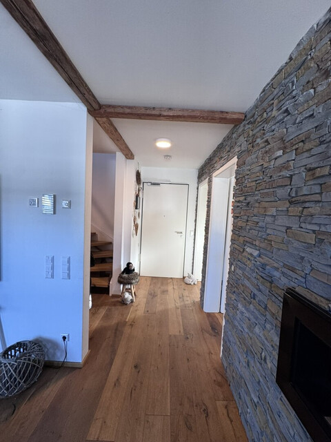 Lichtdurchflutete Dachgeschoss-Maisonette mit Traum-Blick auf den Weiher in Weißensberg!