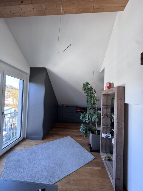 Lichtdurchflutete Dachgeschoss-Maisonette mit Traum-Blick auf den Weiher in Weißensberg!