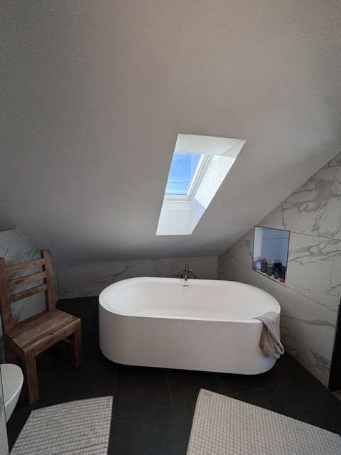 Lichtdurchflutete Dachgeschoss-Maisonette mit Traum-Blick auf den Weiher in Weißensberg!