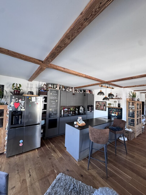 Lichtdurchflutete Dachgeschoss-Maisonette mit Traum-Blick auf den Weiher in Weißensberg!