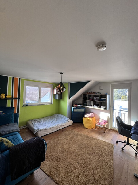 Lichtdurchflutete Dachgeschoss-Maisonette mit Traum-Blick auf den Weiher in Weißensberg!