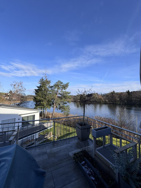 Lichtdurchflutete Dachgeschoss-Maisonette mit Traum-Blick auf den Weiher in Weißensberg!