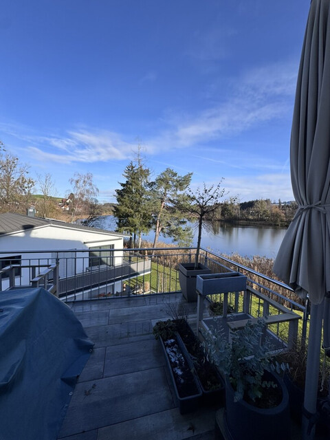 Lichtdurchflutete Dachgeschoss-Maisonette mit Traum-Blick auf den Weiher in Weißensberg!