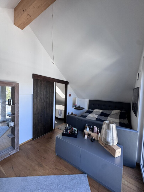 Lichtdurchflutete Dachgeschoss-Maisonette mit Traum-Blick auf den Weiher in Weißensberg!