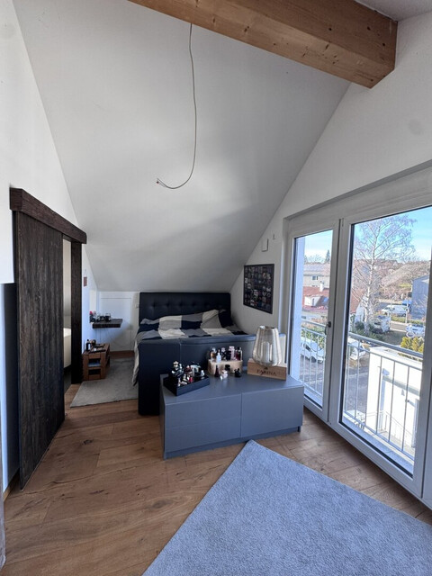 Lichtdurchflutete Dachgeschoss-Maisonette mit Traum-Blick auf den Weiher in Weißensberg!