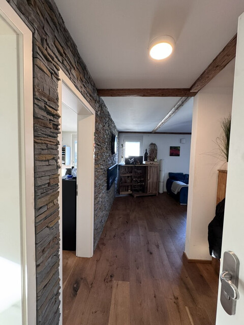 Lichtdurchflutete Dachgeschoss-Maisonette mit Traum-Blick auf den Weiher in Weißensberg!