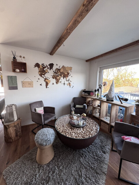 Lichtdurchflutete Dachgeschoss-Maisonette mit Traum-Blick auf den Weiher in Weißensberg!